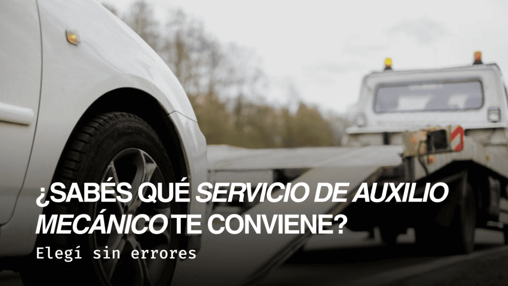 Auto siendo auxiliado por un servicio de auxilio mecánico en la ruta, que mandó una grúa