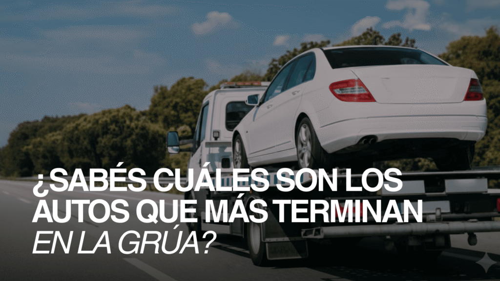 Auto blanco siendo trasladado en una grúa por la ruta, representando los modelos de autos que más requieren asistencia mecánica
