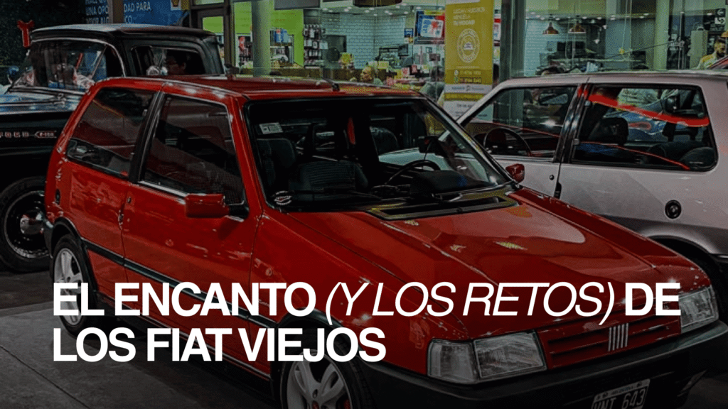 Auto rojo exhibido en un local, ejemplo de autos Fiat modelos viejos en buen estado.