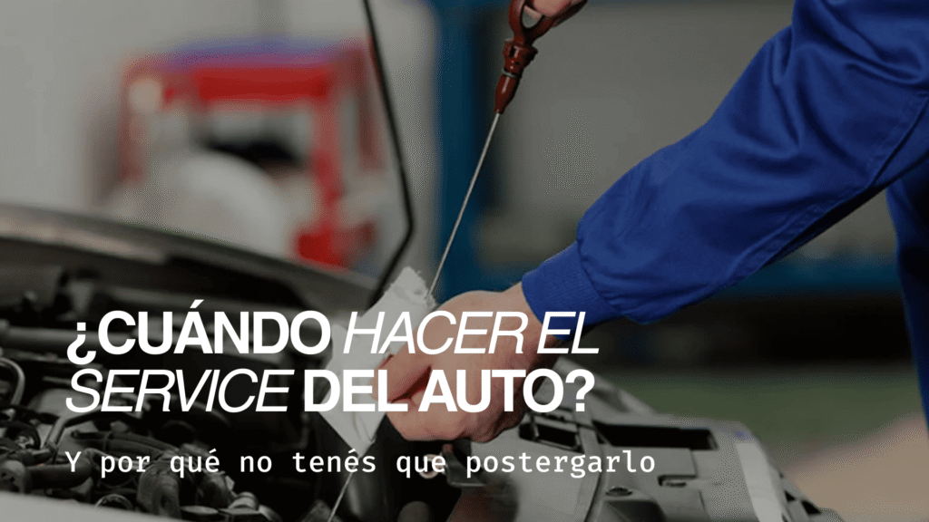 Mecánico revisando el nivel de aceite durante el service del auto en un taller mecánico.