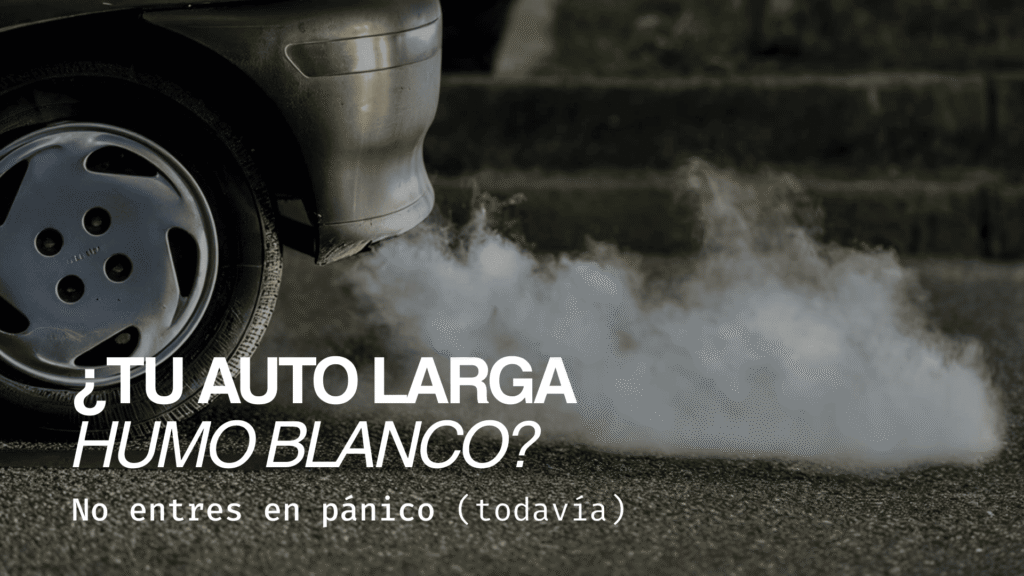 Auto con humo blanco saliendo del escape estacionado en la calle.