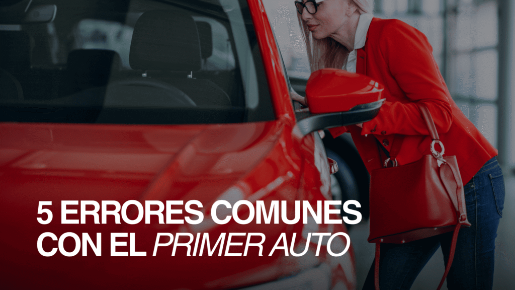 Mujer observando un auto rojo nuevo en una concesionaria, representando los primeros pasos al comprar el primer auto.