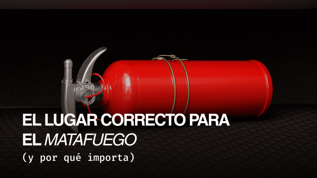 Matafuego para auto colocado sobre superficie negra, ilustrando la ubicación correcta dentro del vehículo.