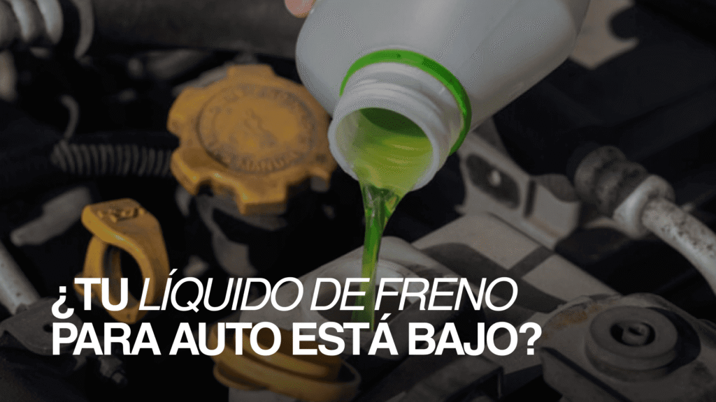 Persona rellenando el líquido de freno para auto con líquido verde.