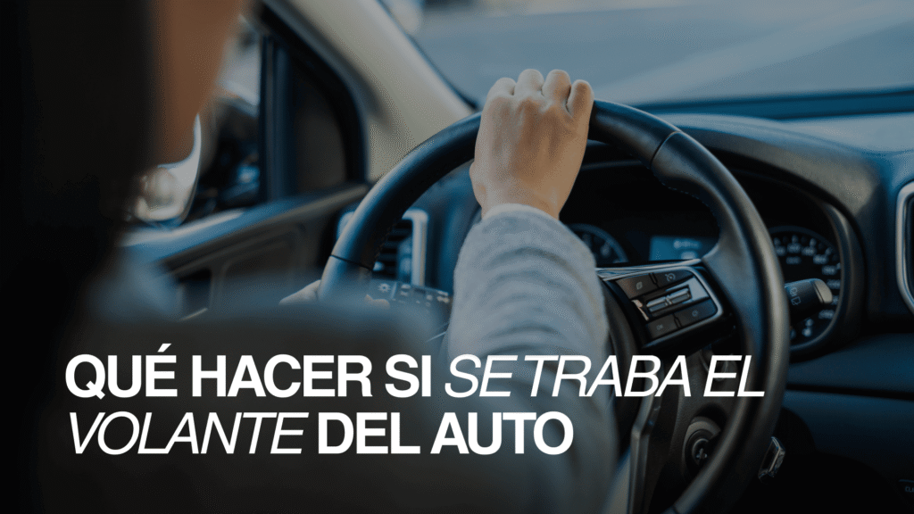Persona al volante de un auto, sosteniendo el volante con ambas manos mientras conduce.