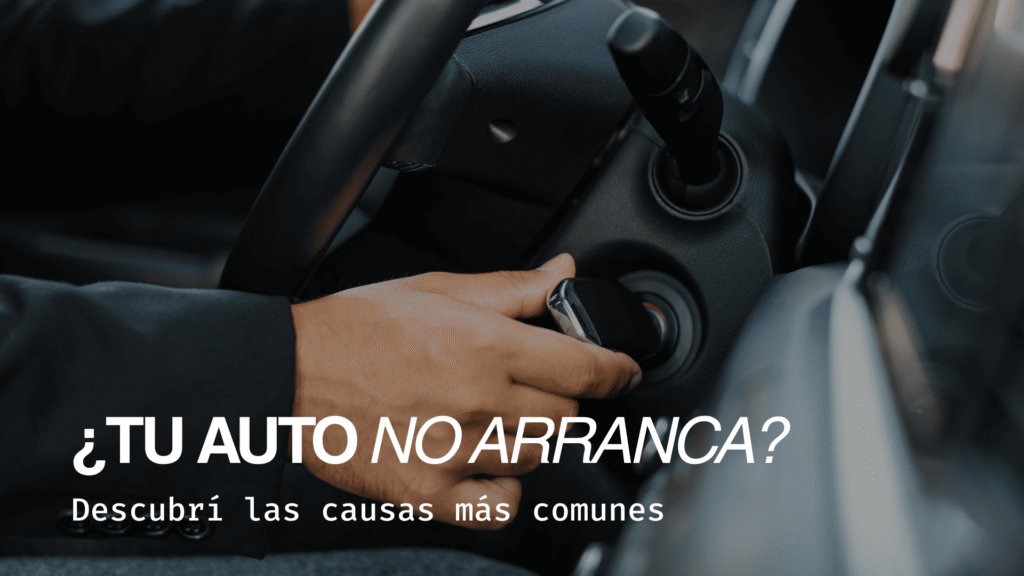 Mano girando la llave de un auto que no arranca, ilustrando problemas de encendido y causas comunes.