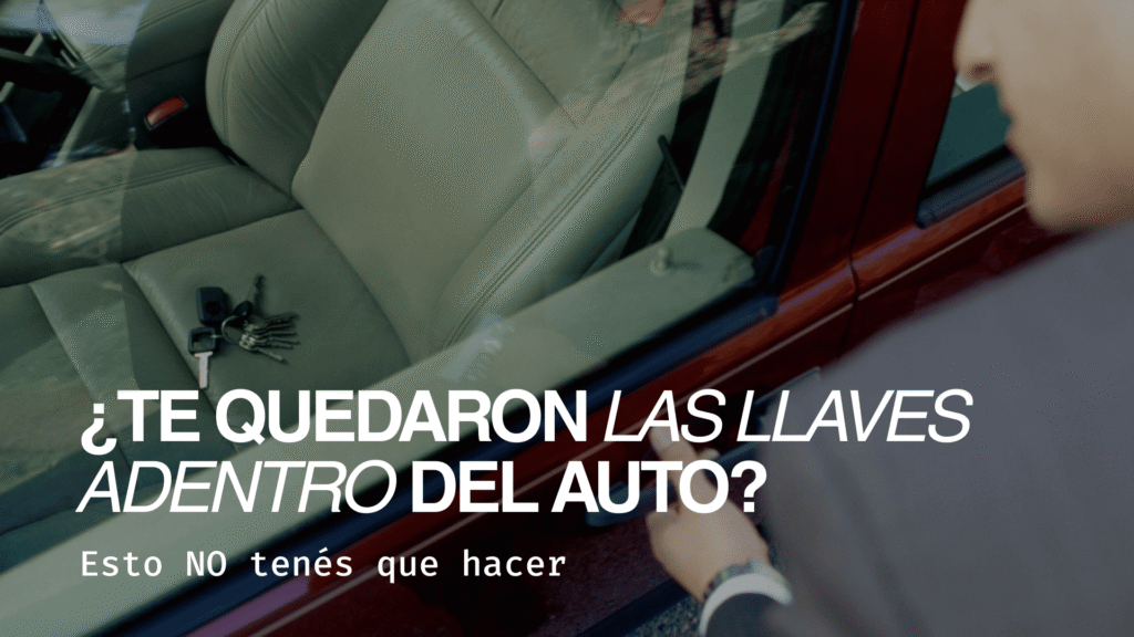 Llaves de auto olvidadas dentro del vehículo vistas desde la ventana, con persona intentando abrir la puerta.