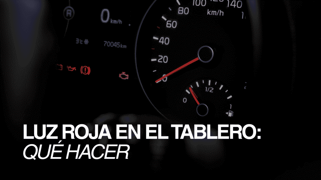 Tablero de auto con luz roja encendida y símbolo de alerta indicando posible falla mecánica.