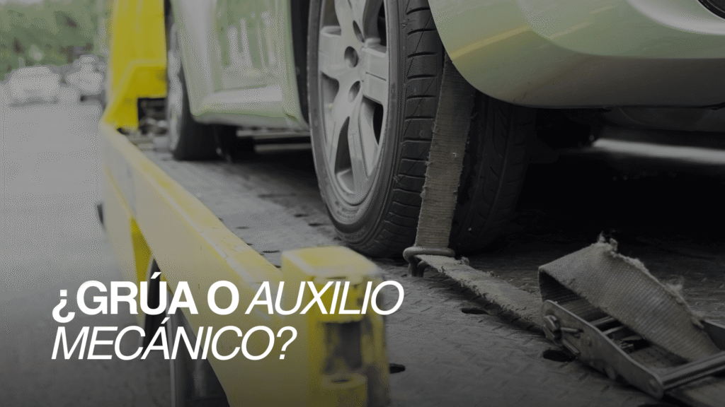 Auto subido a una grúa durante un servicio de asistencia vehicular.
