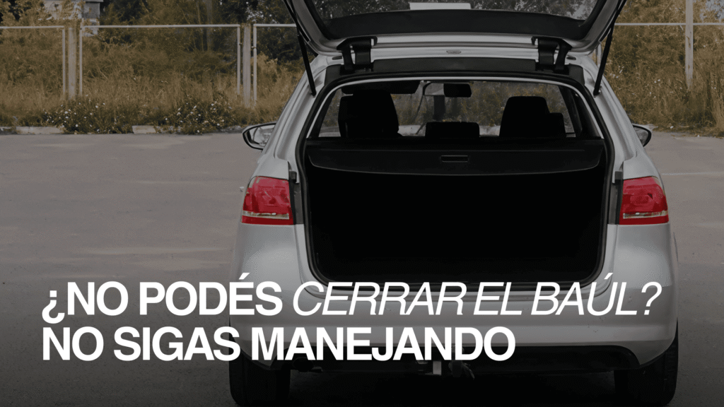 Auto con el baúl del auto abierto, mostrando el riesgo de conducir sin que cierre correctamente.