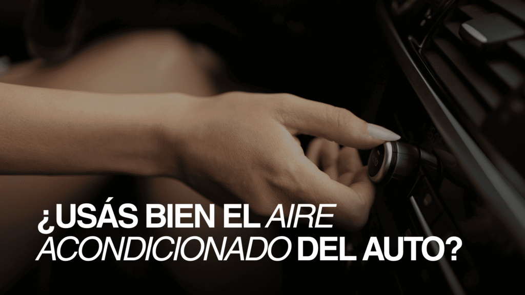 Mano ajustando el control del aire acondicionado auto dentro del vehículo.