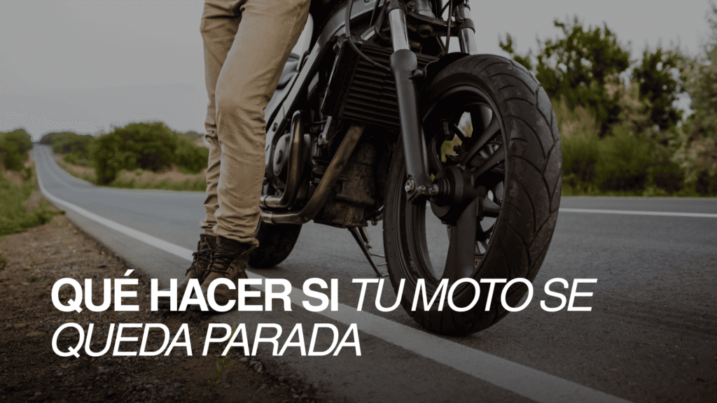 Moto detenida al costado de la ruta mientras el conductor espera auxilio mecánico motos.