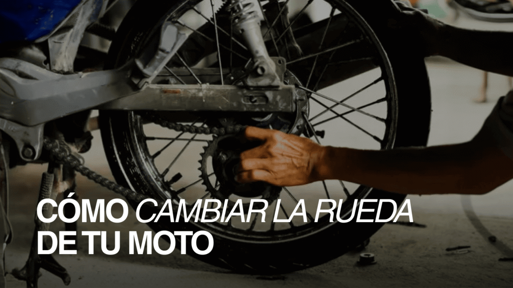 Cambio de neumáticos moto paso a paso en la rueda trasera, mostrando el desmontaje de la llanta y la cubierta de moto.