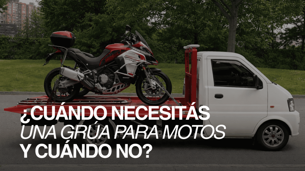 Grúa para motos trasladando una motocicleta averiada en la vía pública
