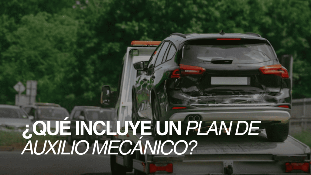 Auto siendo trasladado por grúa como parte de un servicio de auxilio mecánico tras una falla vehicular.