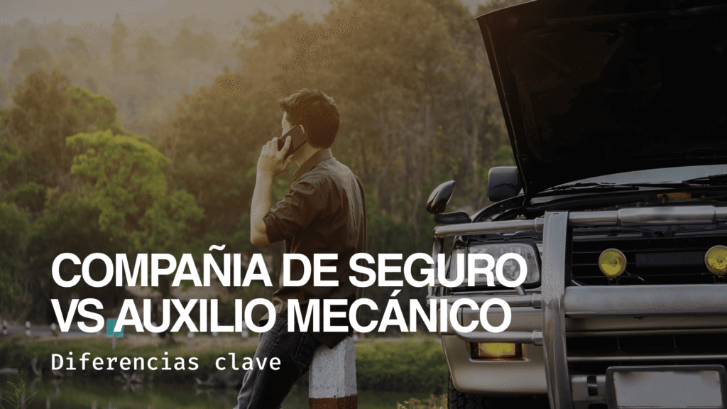 Hombre llamando por teléfono junto a su auto detenido con el capó abierto en la ruta, comparando seguro vehicular y auxilio mecánico.