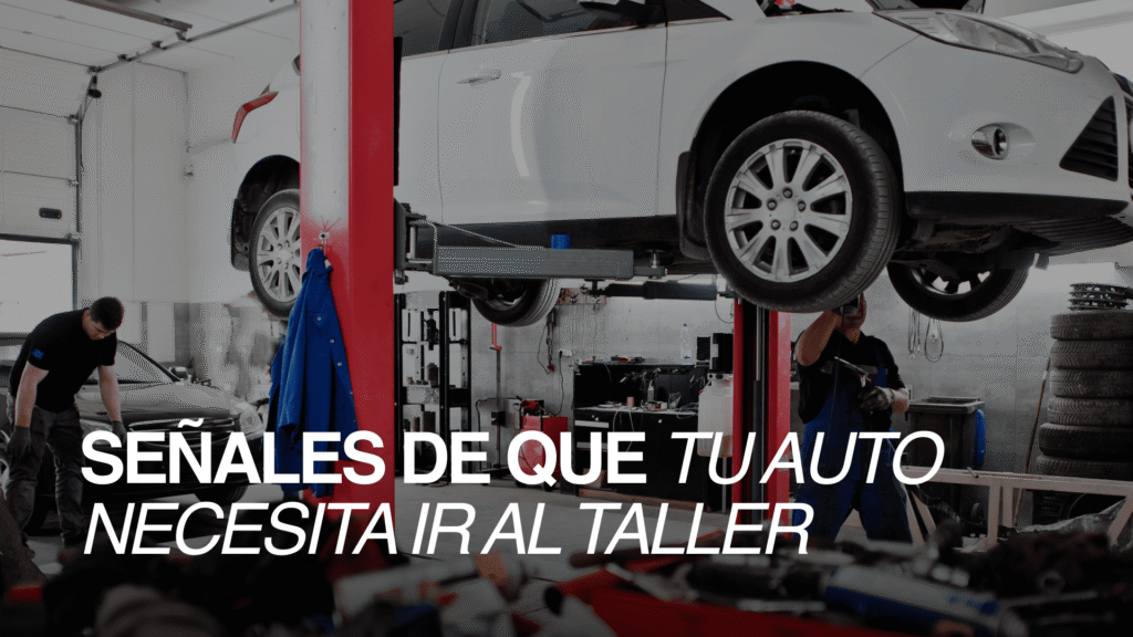 Auto elevado en un taller mecánico durante una revisión, mostrando señales de que necesita mantenimiento y reparación