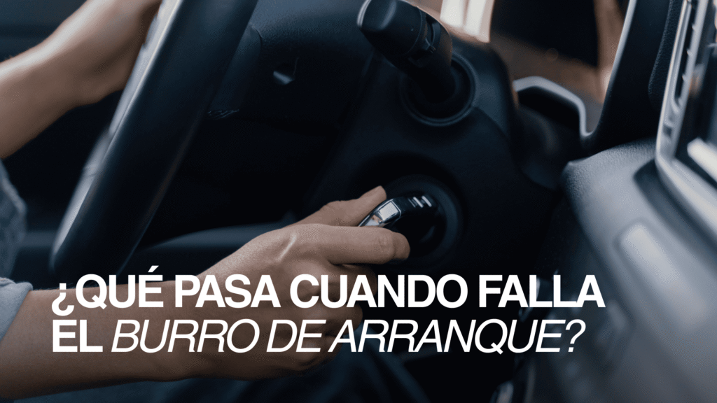 Persona intentando encender el auto tras una falla del burro de arranque.