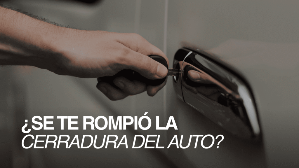 Persona intentando abrir la puerta de un vehículo con la llave tras una falla en la cerradura de auto.