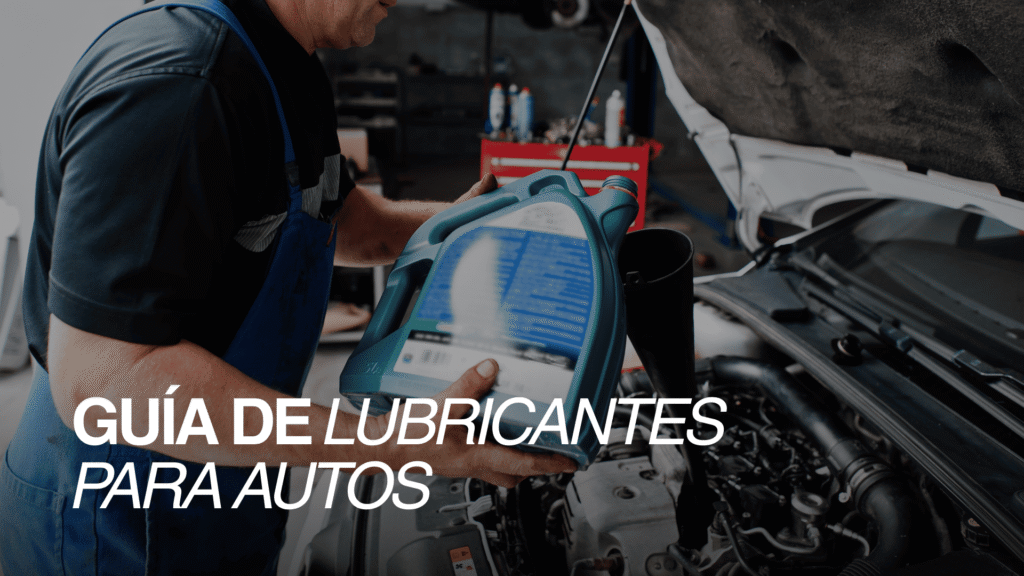 Mecánico agregando aceite del motor durante mantenimiento de lubricantes para auto