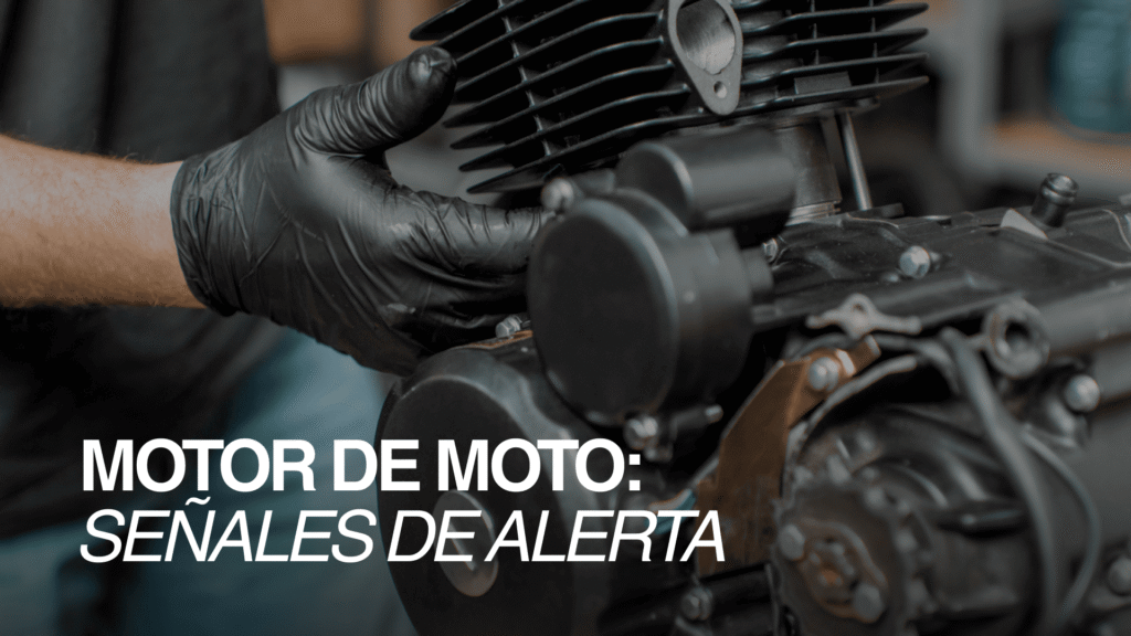 Motor de moto siendo revisado por un mecánico, mostrando señales de alerta en su funcionamiento