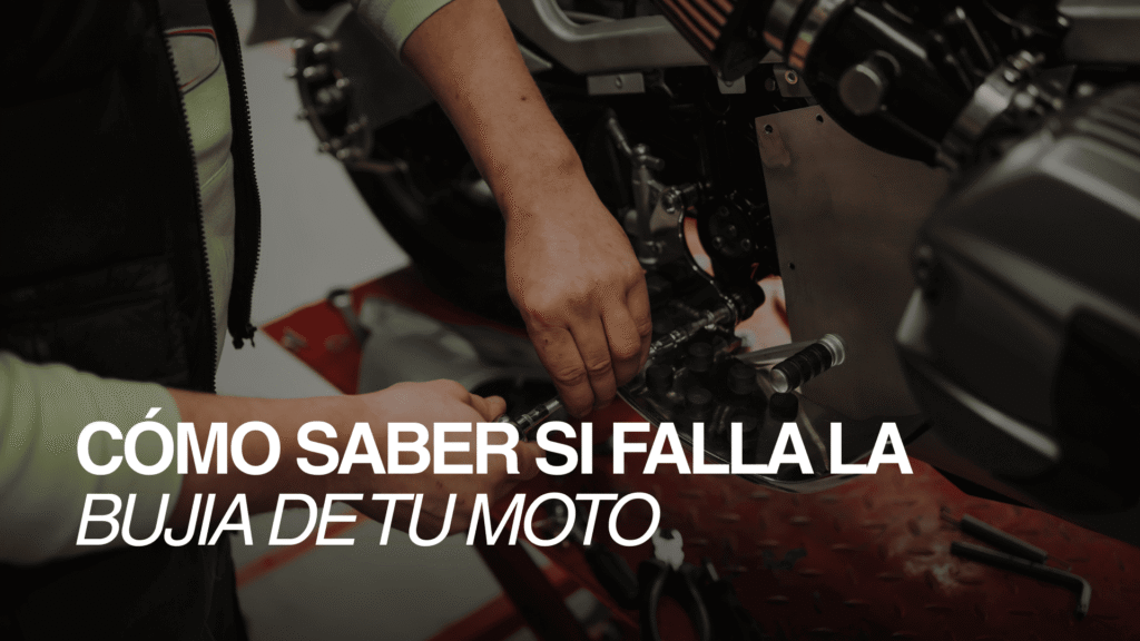 Cómo saber si falla la bujía de mi moto: revisión de la bujía durante mantenimiento del motor de una motocicleta.